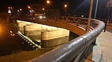 Nasvícený kamenný most pes Sázavu v Dolní ulici se za tmy stává jednou z...