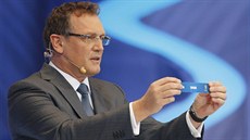 MISTI SVTA. Generální sekretá Jerome Valcke drí lístek se panlskem....