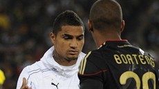 BRATI PROTI SOB. Kevin-Prince Boateng v dresu Ghany (vlevo) si podává ruku s...