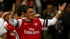 RADOST. Mesut Özil oslavuje gól. Radost mu vak vydrela jen chvíli, Arsenal...