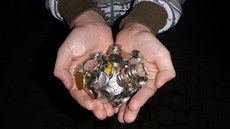 Hrst drobných mincí.