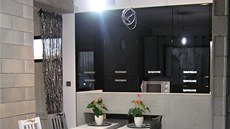 Jídelní st�l tvo�í dv� �ásti, které lze samostatn� p�ípadn� p�esunout. Po