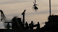 Záchranái v nedli vyzvedli ást vrtulníku, který v pátek havaroval na stechu