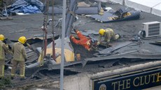Policejní vrtulník spadl na stechu baru v centru skotského Glasgow.