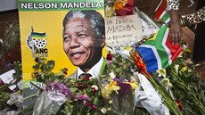 Ped domem v Johannesburgu, kde il Nelson Mandela, lidí pokládají kvtiny,...