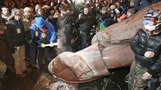 Demonstranti rozbíjejí sochu Lenina v centru Kyjeva.