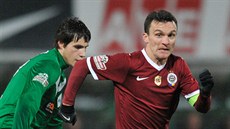 Vojt�ch Kubista (vlevo) z Jablonce atakuje spar�ana Davida Lafatu.