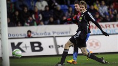 2:0. Druhý gól domácí Plzn� práv� st�ílí zálo�ník Milan Petr�ela (vlevo). Tomu...