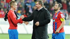 DÍKY, TRENÉRE.  S Pavlem Vrbou (uprost�ed) se emotivn� lou�ili na h�i�ti i...