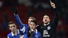 SORRY, DAVIDE. Fotbalisté Evertonu slaví vítzství 1:0 na hiti Manchesteru