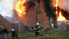 Hasi�i zasahovali v Li�n� na Rychnovsku u rozsáhlého po�áru autodílny.