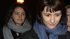 Francesca a Elisabetta Grillovy opouští soud (29. listopadu 2013).