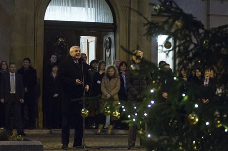 Jií Rusnok rozsvítil vánoní strom ped Úadem vlády.