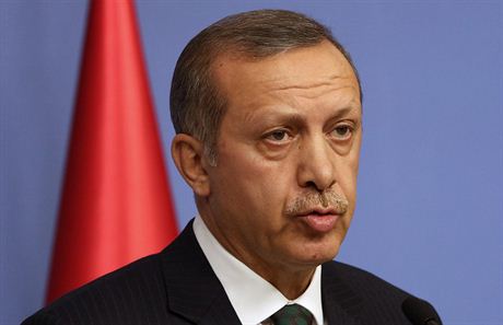 Turecký premiér Recep Tayyip Erdogan pi tiskové konferenci, na které oznámil...