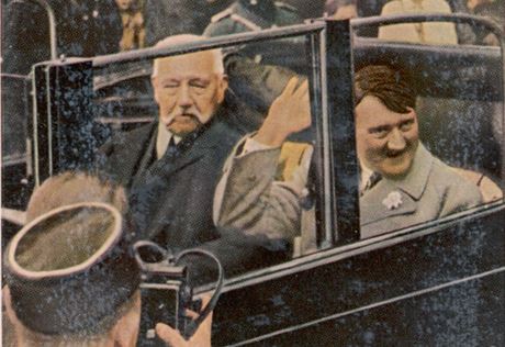 Adolf Hitler a Paul von Hindenburg v roce 1933