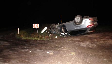 Opilý idi Fordu Mondeo skonil svoji jízdu s vozidlem na stee.