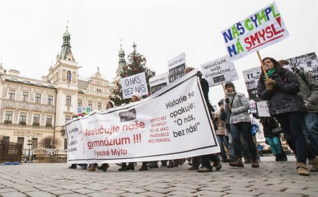 Kvli plánovanému sluování kol se do Pardubic vydali v prosinci hlasit protestovat jejich studenti.