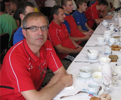Trenér eské reprezentace v hasiském sportu Zdenk Prodlal. 