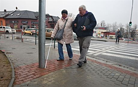 Manelé Fikarovi si vyzkoueli nový pechod pro chodce na kiovatce ulic...