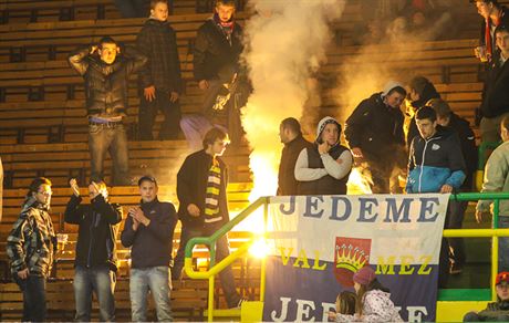 Pi zatím posledním hokejovém derby ve Vsetín odpálili pyrotechniku fanouci...