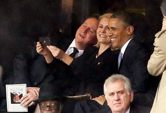 Americký prezident Barack Obama, britský premiér David Cameron a dánská premiérka Helle Thorning-Schmidtová si na pietní akci za Nelsona Mandelu pořídili společnou fotku (10. prosince 2013).