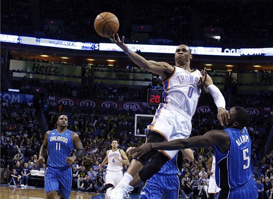 Russell Westbrook z týmu Oklahoma City stílí pes bránícího Victora Oladipoa z