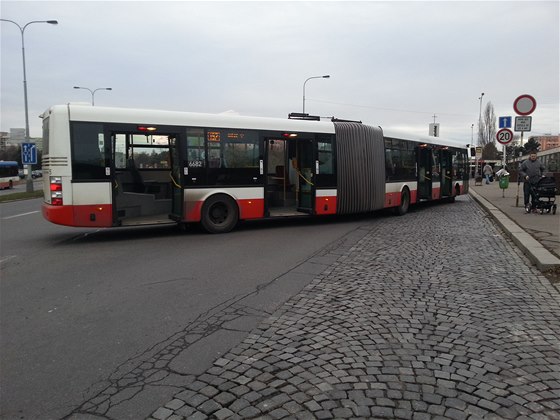 Cestující vystupují rovnou do silnice.