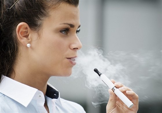 Jsou elektronické cigarety záchrana kuřáka, nebo jen další nebezpečný zlozvyk?