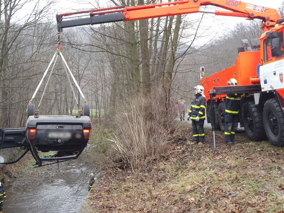 Hasii vyprostili volkswagen z eky Ondejnice v Hukvaldech.