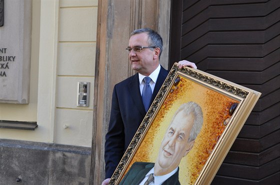 Miroslav Kalousek s darem, který dostal k narozeninám od prezidenta Zemana.