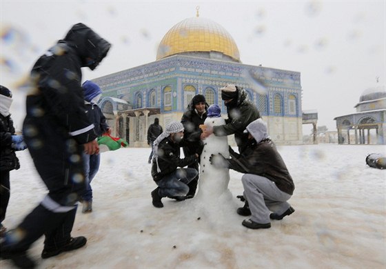 Do stavby sněhuláků se pustili i Palestinci, Jednoho uplácali před muslimskou...