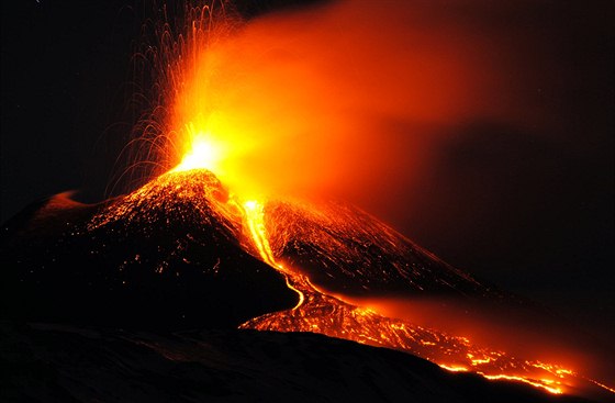Erupce Etny nabízí lidem unikátní podívanou.
