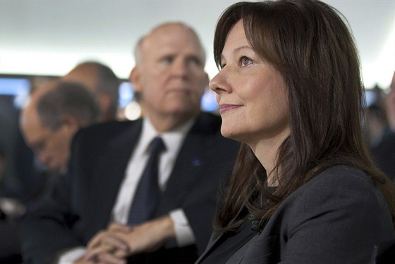 Nová éfka General Motors Mary Barra, v pozadí dosavadní éf Daniel Akerson.