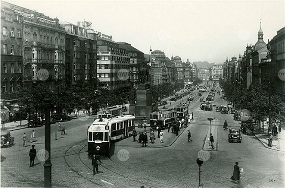 Takto se lidé dívali na Václavské náměstí od Národního muzea v roce 1925.