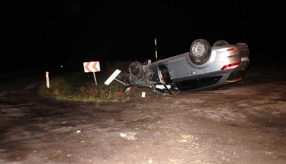 Opilý řidič Fordu Mondeo skončil svoji jízdu s vozidlem na střeše.