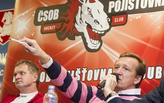 Trenér Zdeněk Venera (vlevo) a majitel pardubického hokejového klubu Roman...
