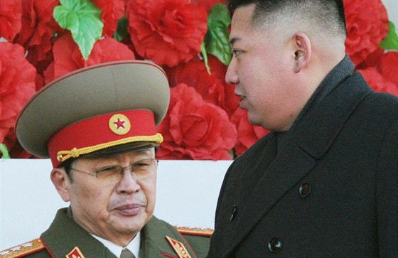 Severokorejský vdce Kim ong-un a jeho strýc ang Song-tchek bhem vojenské