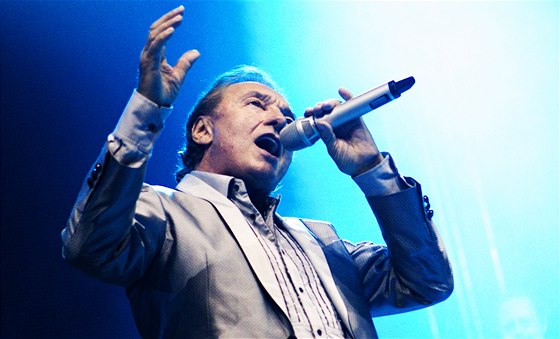 Karel Gott loni s velkým úspchem zpíval na festivalu Rock for People.
