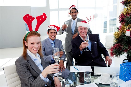 Vánoční večírky a oslavy si většina lidí užívá a těší se na ně. Ilustrační snímek