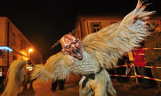 Řev, pláč a kouř. Rakouští krampusové děsili v Kaplici - iDNES.cz