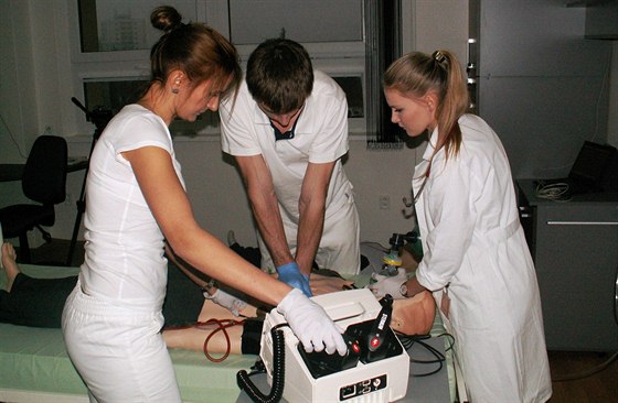 Mladí medici předvedli na simulátoru ukázku resuscitace s použitím...