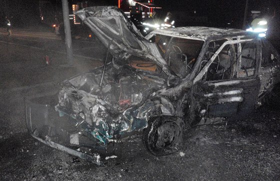 Nabouranou taxikářskou felicii po nehodě definitivně zničily plameny.