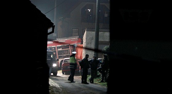 Pi výbuchu v garái rodinného domu v ertkách na Znojemsku zahynuli policista...