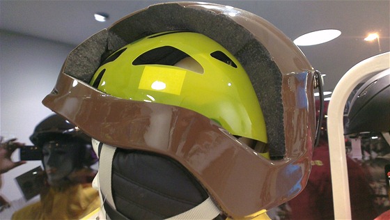 Demonstrační lyžařská helma Scott s bezpečnostním systémem MIPS, který pohlcuje...