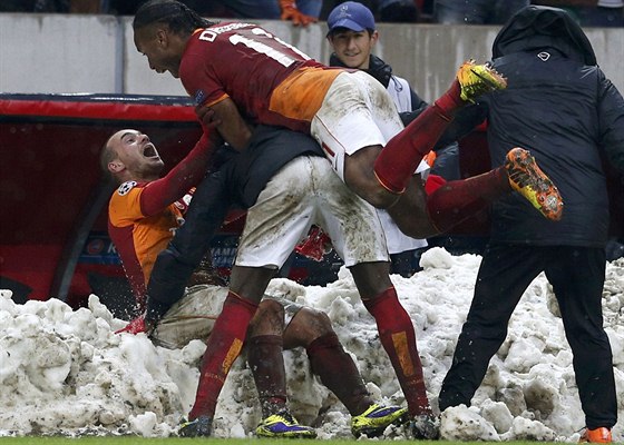 Wesley Sneijer z Galatasaray (vlevo) pijímá gratulace od spoluhráe Didiera ...