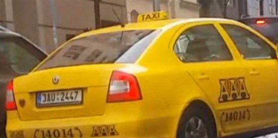 Turista natočil taxi s turbo taxametrem.