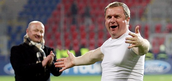 POSTUPOV RADOST. Trenr Pavel Vrba oslavuje postup plzeskch fotbalist do...