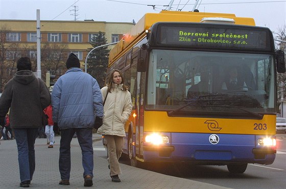 Díky novému znaení budou mít trolejbusy snazí výjezd ze zlínské zastávky kolní. Ilustraní snímek.