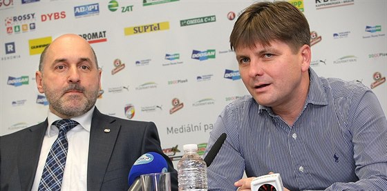 Nový trenér plzeských fotbalist Duan Uhrin mladí (vpravo) na tiskové...