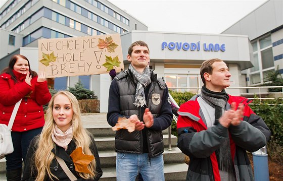 Hlavn studenti pili v Hradci Králové demonstrovat ped magistrát proti...